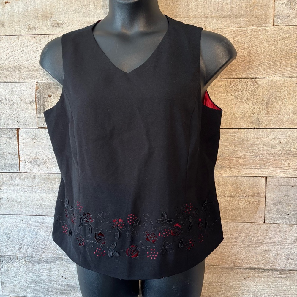 Koret women’s black and red laser cut out sleeveless blouse in size 16